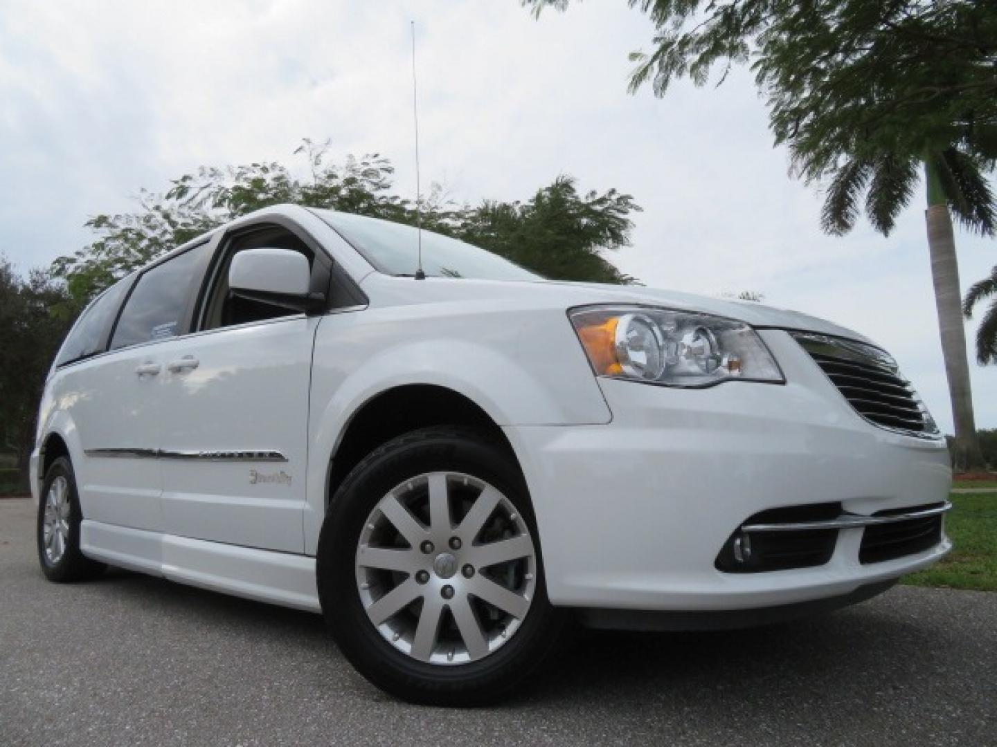 2014 White /Black Chrysler Town & Country (2C4RC1BG4ER) , located at 4301 Oak Circle #19, Boca Raton, FL, 33431, (954) 561-2499, 26.388861, -80.084038 - Photo#2